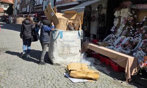 Eskişehir'de el arabasıyla geri dönüşüm atığı topluyor