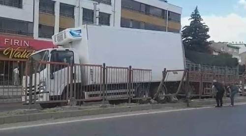 Eskişehir’de el freni unutulan kamyon trafiğe daldı