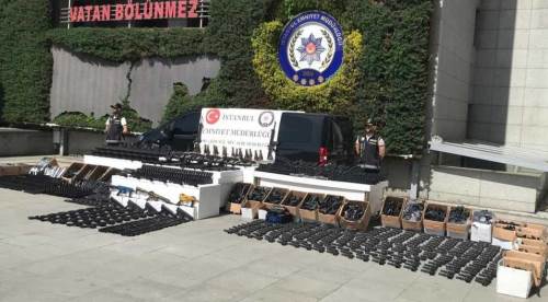 Eskişehir'de ele geçirilen silahlar İstanbul'da sergilendi
