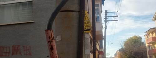 Eskişehir’de elektrik direğindeki kablolar yayaları tedirgin ediyor