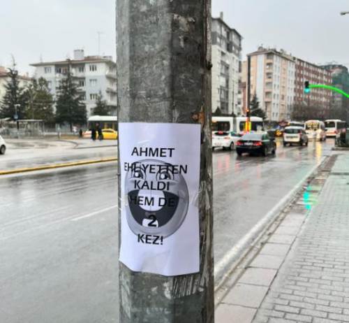 Eskişehir'de elektrik direğine asılan yazı hem şaşırttı hem de güldürdü