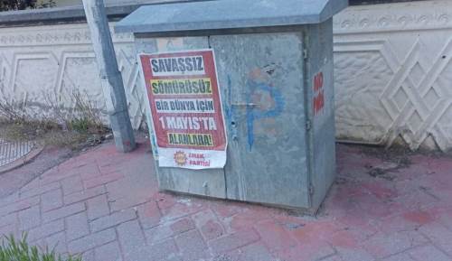 Eskişehir'de elektrik panoları yazı ve afişlerle kaplandı