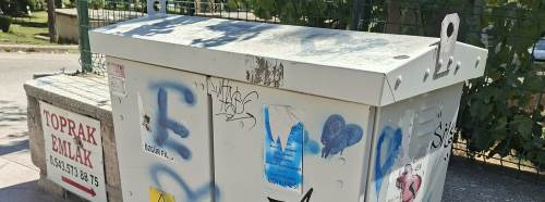 Eskişehir'de elektrik panoları yazılarla tahrip ediliyor