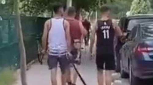 Eskişehir'de ellerinde kılıçlarla sokağa çıkıp...