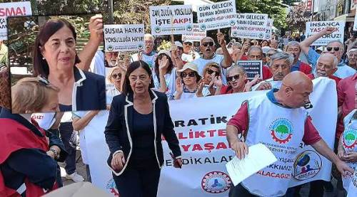 Eskişehir'de emekli eylemine Süllü protestosu damga vurdu