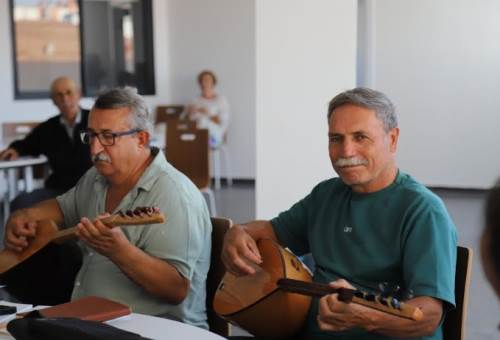 Eskişehir'de emekli vatandaşlar bağlama kursunda buluştu