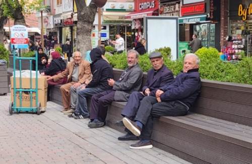 Eskişehir'de emekliler güzel havanın keyfini çıkarttı
