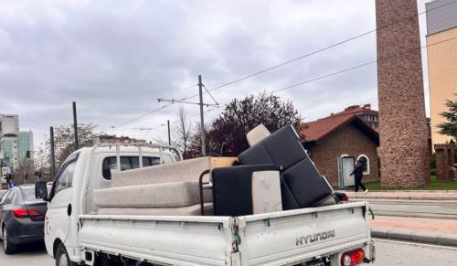 Eskişehir'de emniyetsiz eşya taşıyan sürücü tepki çekti!