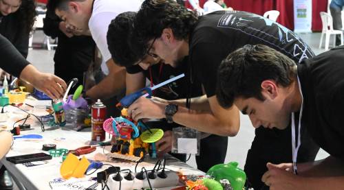 Eskişehir’de en çirkin robotu yapmak için ter döktüler!