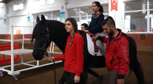 Eskişehir'de engelli çocuklara atlı terapi