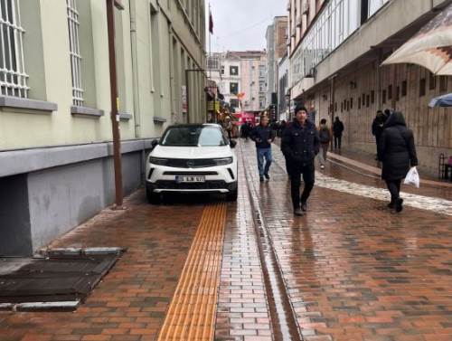 Eskişehir'de engelliler için ayrılan yol ihlal ediliyor