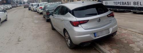 Eskişehir’de Ertuğrulgazi’de kaldırımlar araçlara teslim!