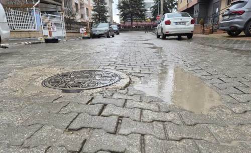 Eskişehir'de Ertuğrulgazi Mahallesinde bozuk yollar çileden çıkarıyor