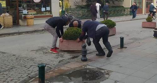 Eskişehir'de esnaf araçları engellemek için bunu yaptı