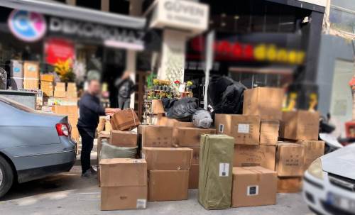 Eskişehir'de esnafın bıraktığı koliler sürücülerin tepkisini çekti