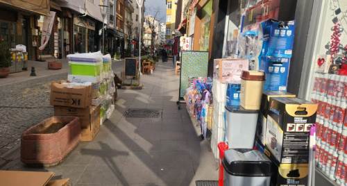 Eskişehir'de esnafın kaldırım kullanımı vatandaşa yol bırakmıyor!