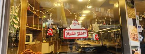 Eskişehir’de esnafın yılbaşı süslemeleri kente renk kattı