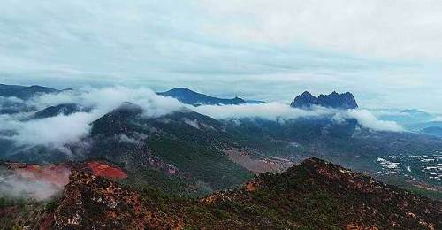 Eskişehir'de eşsiz manzara: Bozaniç Kayaları sisle büyüledi