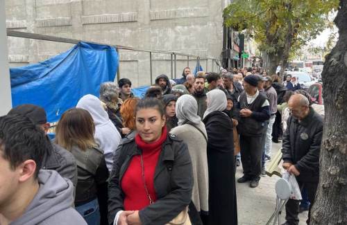 Eskişehir’de ev sahibi olmak isteyenler saatlerce kuyrukta bekledi!