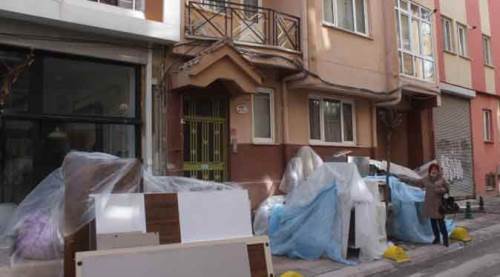 Eskişehir'de evdeki eşyaları sokağa atıldı, kendisi bulunamıyor!