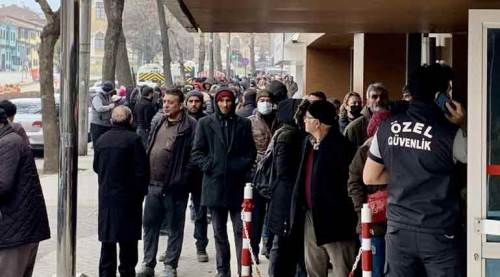 Eskişehir'de EYT yoğunluğu bina dışına taştı