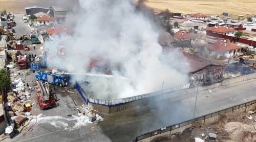 Eskişehir'de fabrikada çıkan yangının soğutma çalışmaları sürüyor