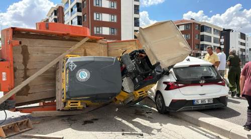 Eskişehir'de faciadan dönüldü: Silindir otomobilin üzerine devrildi!
