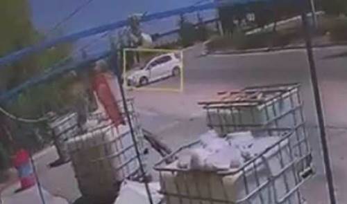 Eskişehir’de facianın eşiğinden dönüldü: Otomobil iş yerine daldı