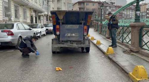 Eskişehir'de feci kaza: Çöp topladığı kamyonun altına kaldı!