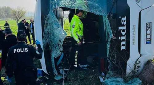 Eskişehir’de feci kaza: İşçi servisi devrildi