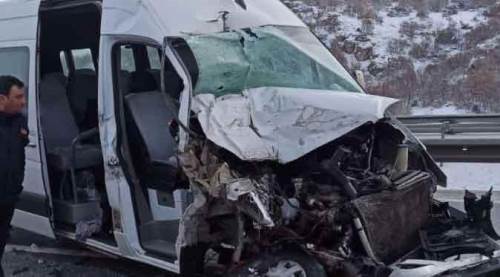 Eskişehir'de feci kaza: Okul servisi kamyonla çarpıştı!