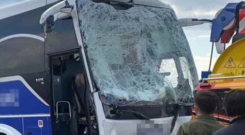 Eskişehir'de feci kaza! Otobüs çekiciye arkadan çarptı!