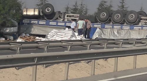 Eskişehir'de feci kaza! Tır takla attı