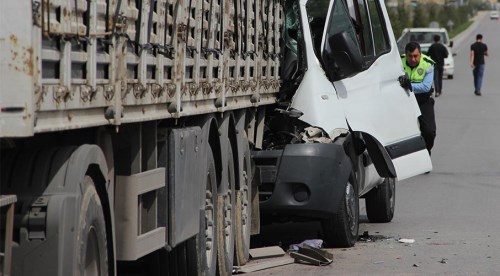 Eskişehir'de feci kazada minibüs tırın altına girdi: 1 kişi ağır yaralı