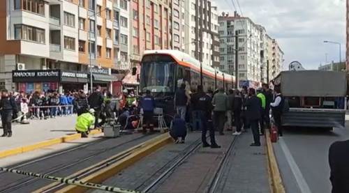 Eskişehir'de feci ölüm: Tramvayın altında can verdi