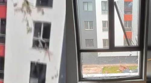 Eskişehir’de fırtınada uçan çatı dairenin içine kadar girdi