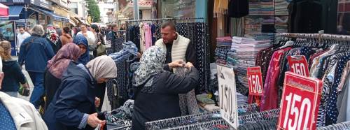 Eskişehir’de fiyatlar yarıya indi, mağaza önlerinde kalabalık oluştu