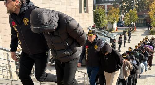 Eskişehir'de flaş fuhuş baskını: 3'ü kadın, 17 şüpheli...