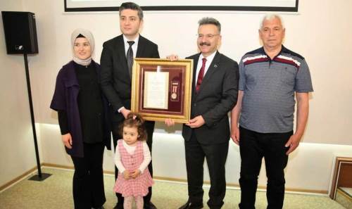 Eskişehir’de gazi polis memuru Hasan Alpak’a madalya verildi