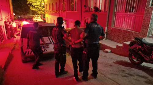 Eskişehir’de gece yarısı ortalığı savaş alanına çevirdi: Ters kelepçeyle gözaltına alındı