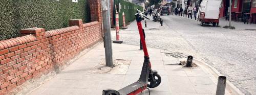 Eskişehir'de gelişi güzel bırakılan scooterlar tepki topluyor!