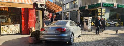 Eskişehir'de gelişi güzel park edilen araçlar tepkisini topluyor!