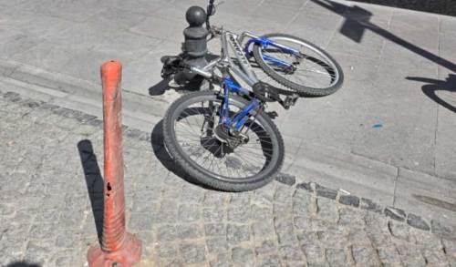 Eskişehir’de gelişigüzel bırakılan bisiklet vatandaşa engel oldu