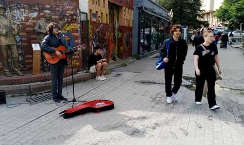 Eskişehir'de genç müzisyen vatandaşların odak noktası haline geldi