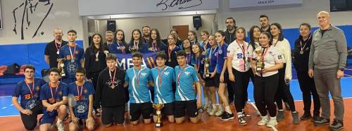 Eskişehir’de genç sporcular badminton turnuvasında ter döktü