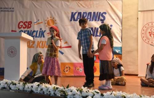 Eskişehir’de Gençlik Yaz Kulübü’nün kapanış şöleninde renkli görüntüler