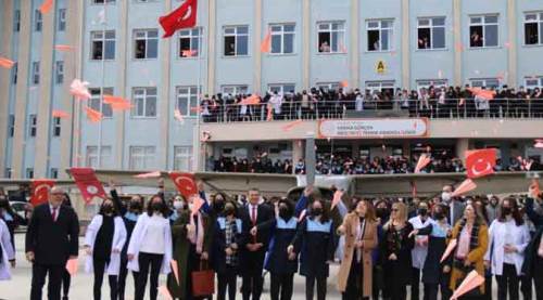 Eskişehir'de gökyüzünü pembeye boyadılar!