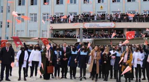 Eskişehir'de gökyüzünü pembeye boyayan kağıt uçaklara ödül!