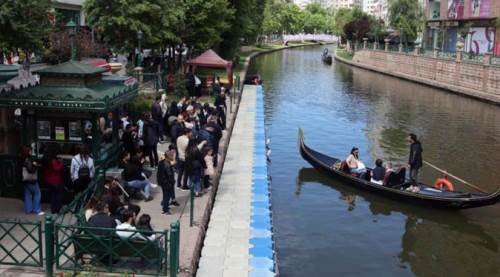 Eskişehir'de gondol kuyruğu uzadıkça uzuyor