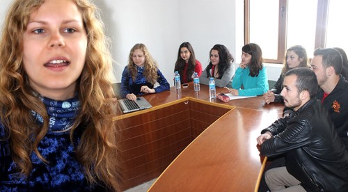 Eskişehir'de gönüllü olarak İngilizce öğretiyor